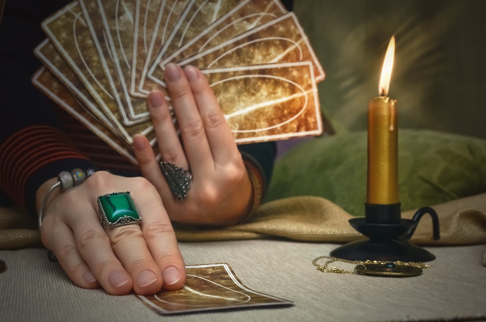 Kartenlegen: Foto: © n defender / shutterstock / #765180292 Kartenlegen: Foto: © n defender / shutterstock / #765180292